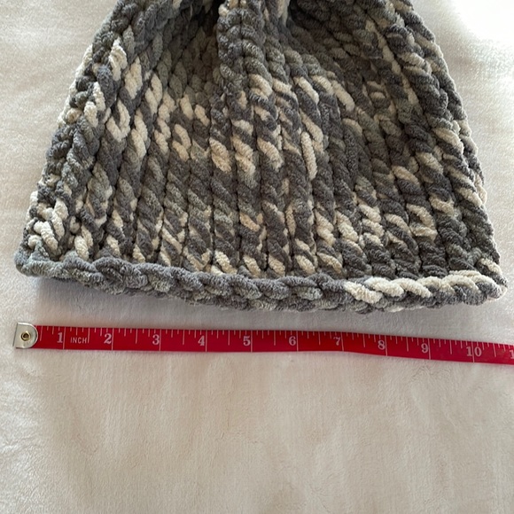 NWT - Hand-knitted hat - Picture 4 of 7